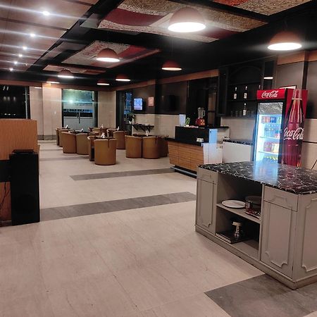 Max Hotels Аллахабад Экстерьер фото