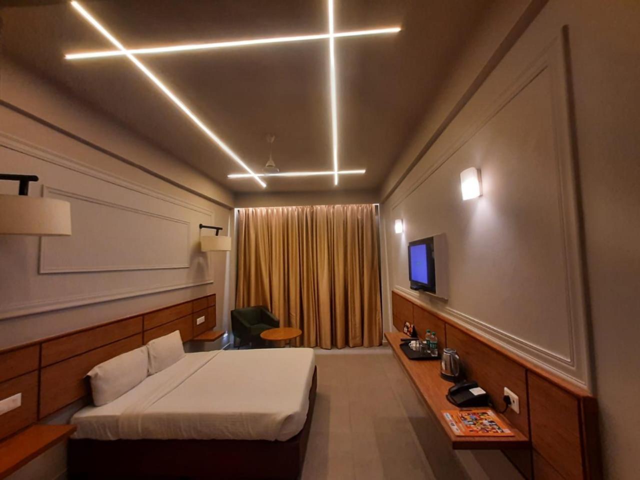 Max Hotels Аллахабад Экстерьер фото