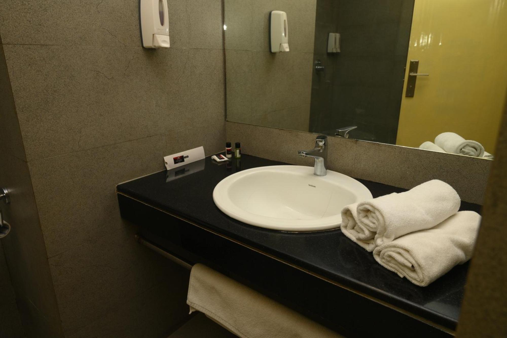 Max Hotels Аллахабад Экстерьер фото