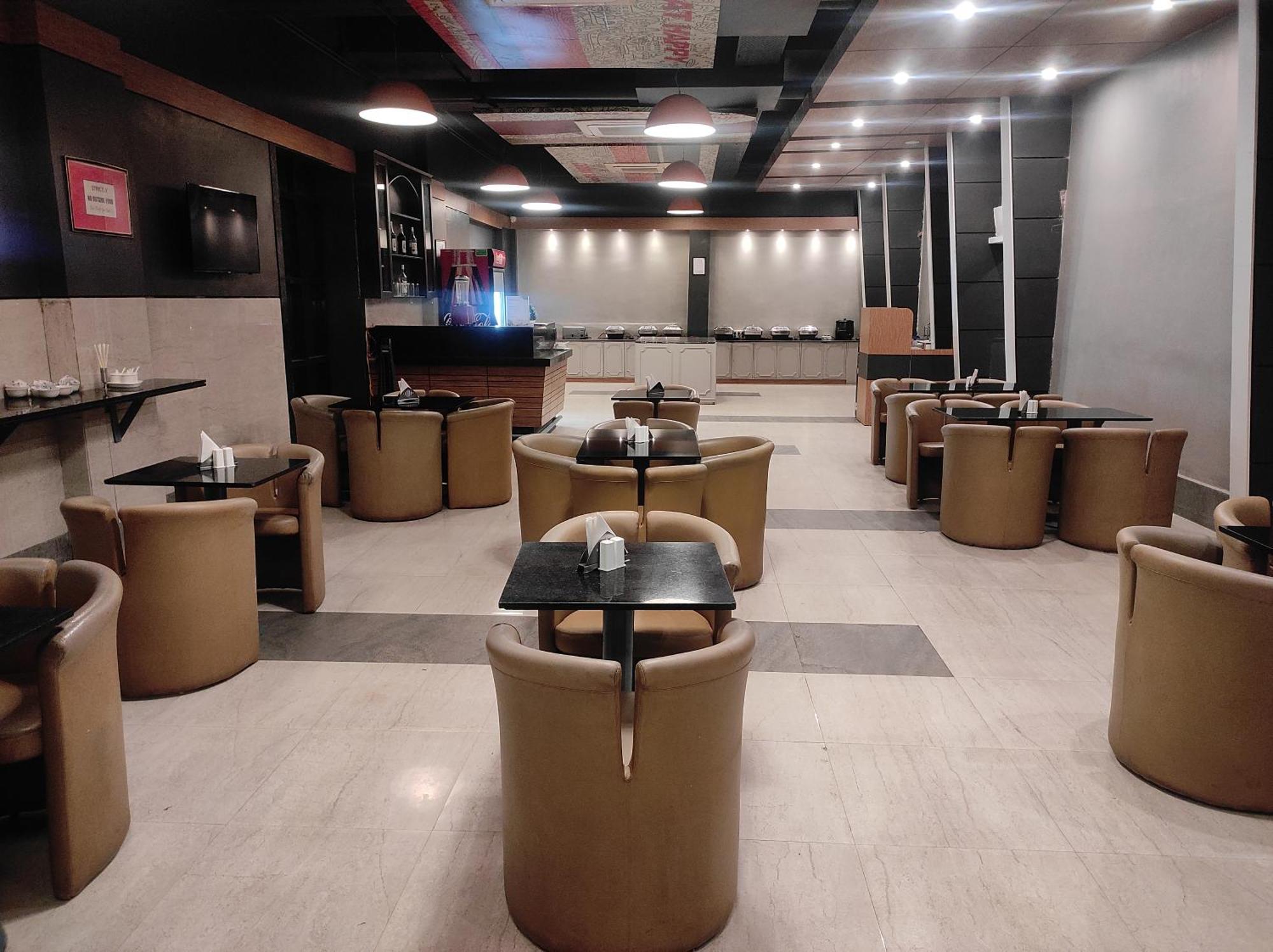 Max Hotels Аллахабад Экстерьер фото