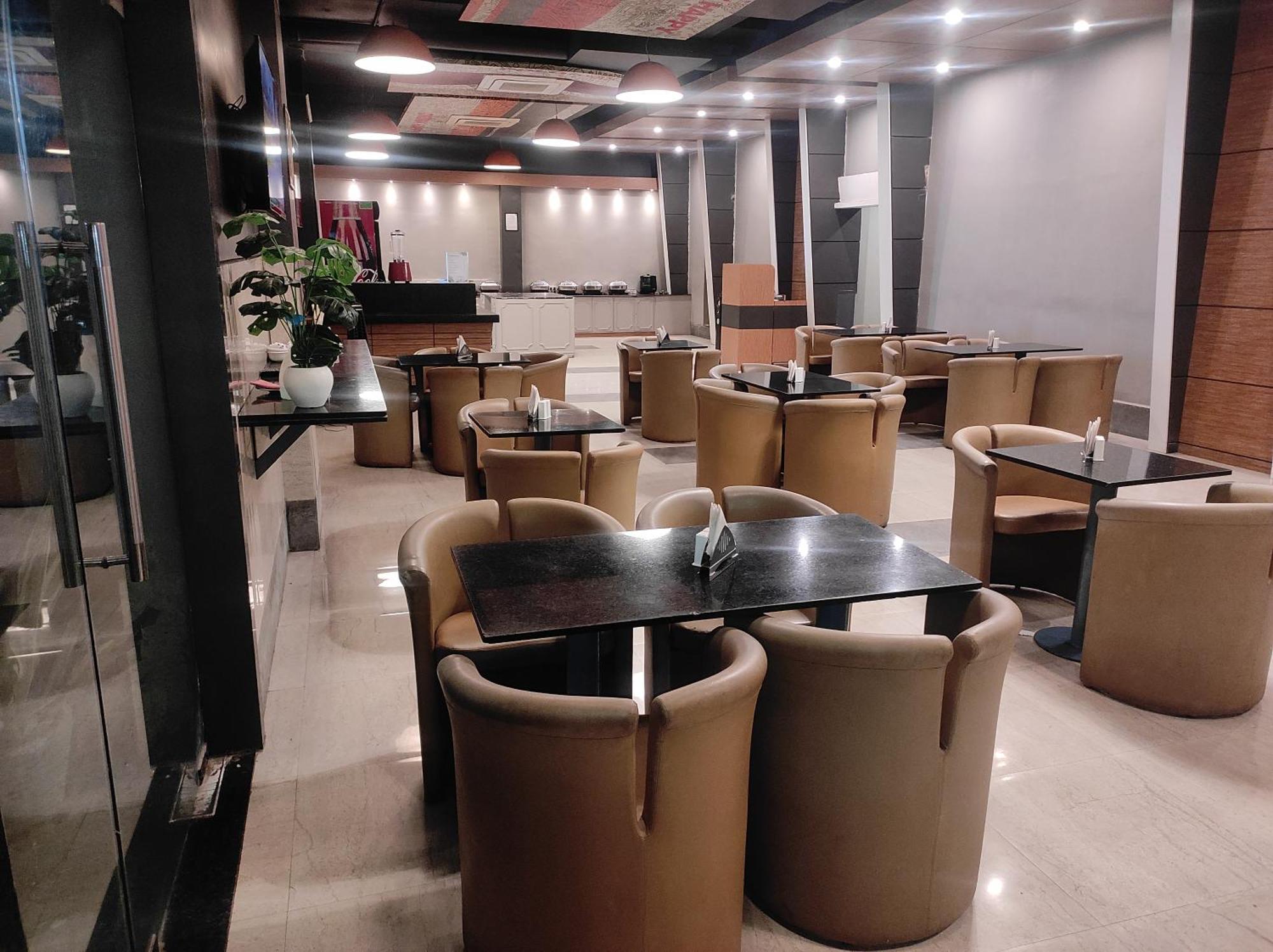 Max Hotels Аллахабад Экстерьер фото