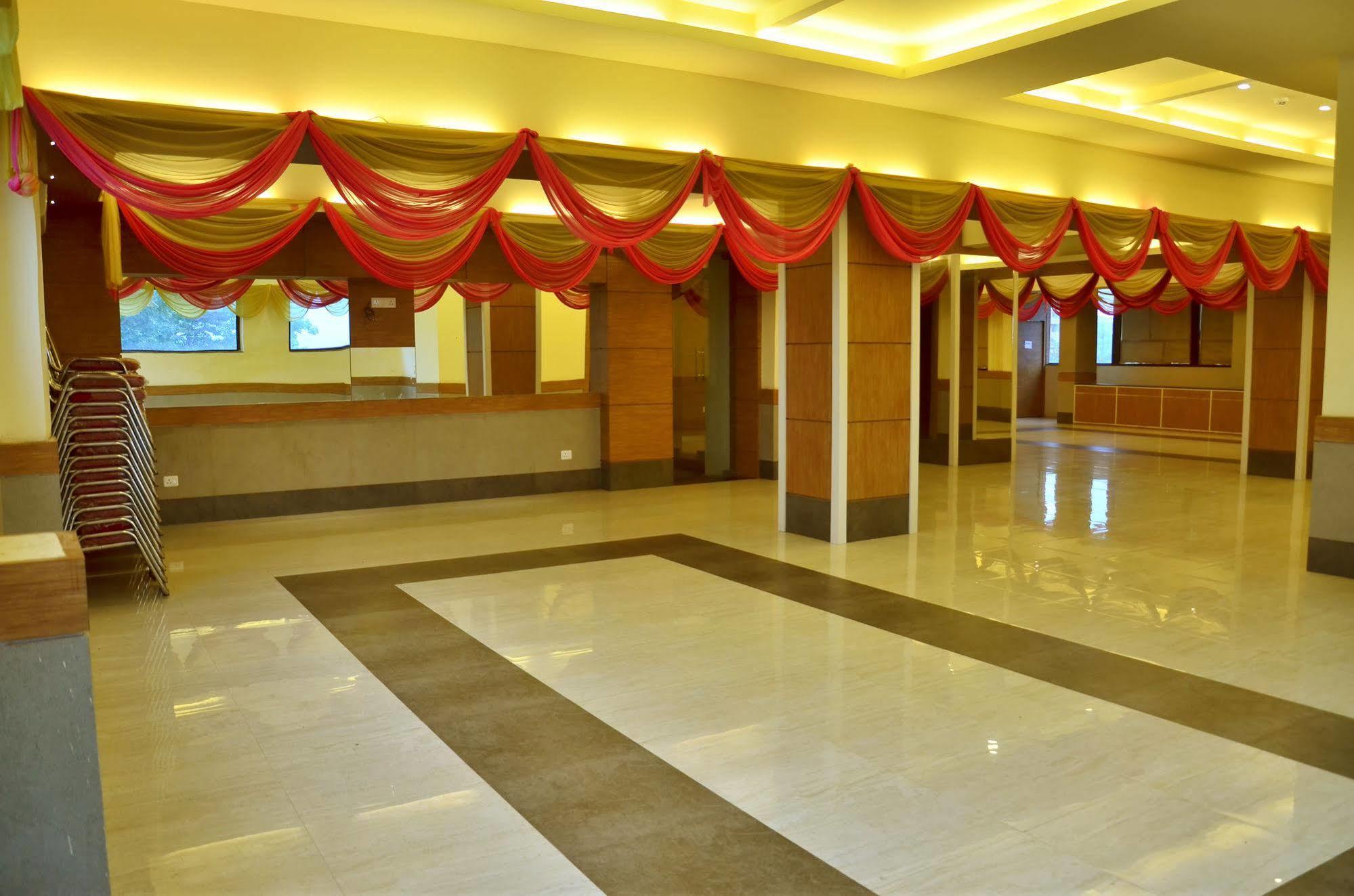 Max Hotels Аллахабад Экстерьер фото